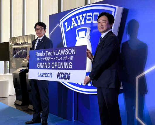 ローソンの竹増貞信社長(左)とKDDIの松田浩路社長CEO