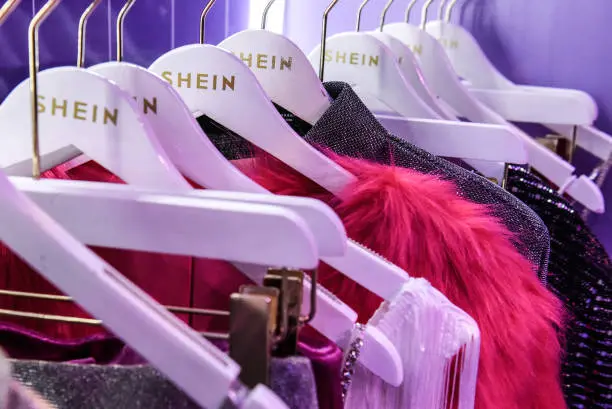 SHEINのドレスがハンガーにかかっている