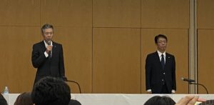 サントリー新浪会長辞任、鳥井社長「二人三脚できずに残念」