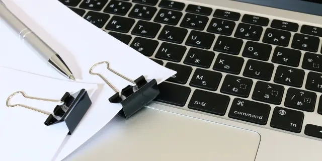PCの上に書類