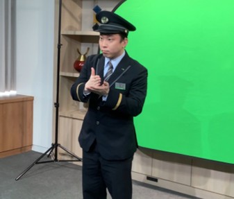 エキマトペで使用する動画の撮影対応をする田中彰彦さん