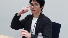 朝日新聞デザイナー、聞こえないからこそ「見えるニュース」を