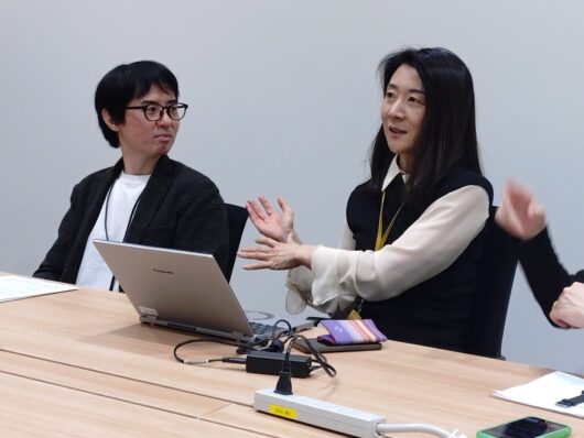 インタビューに答える倉重奈苗さん(右)