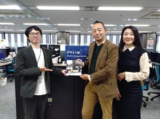 取材関係者の全員で記念撮影