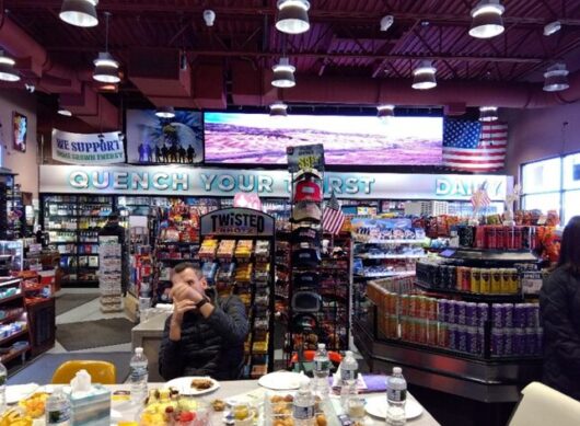 写真２　ガソリンスタンドの販売室　
コンビニになっている（手前のお菓子や飲み物はわれわれ視察団のために店主が用意してくれたもの）