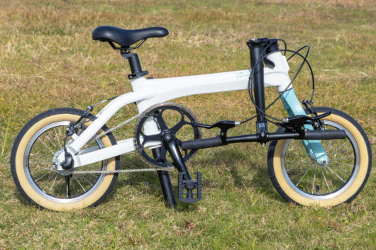 これが折りたたんだ状態。このときのサイズは、幅34×高さ60×長さ120cm