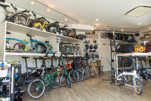 フォールディングバイクが、ずらりと並ぶGO CYCLEの店内。専門的な知識をいかした幅の広いカスタマイズが評判