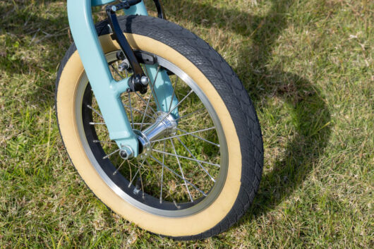 全体の雰囲気を軽やかに見せるスキンサイドタイヤを装備