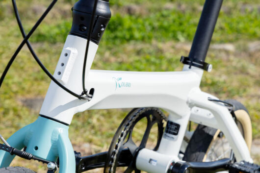 彫刻のように複雑な表面形状に仕上げられたメインフレーム