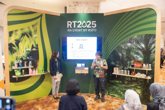 RSPO総会の会場で「顔の見える」洗剤づくりをプレゼンした