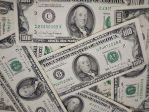 億万長者400人がダボス会議で「私たちにもっと課税を」と書簡