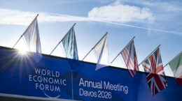 ダボス会議、プライベートジェット機の多用に批判の声