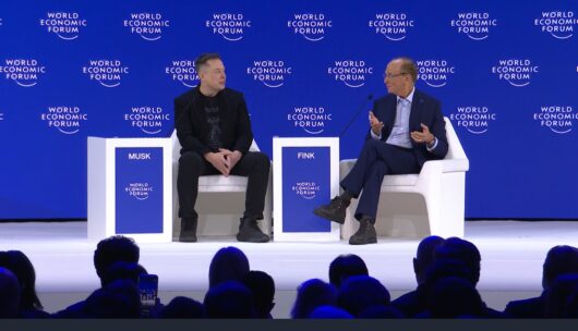 テスラのイーロン・マスクCEOと米ブラックロックのラリー・フィンクCEO