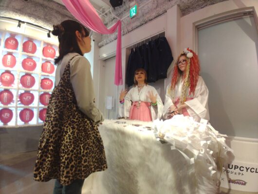 参拝者の悩みや願いをギャル巫女が全肯定しながら祈りをささげる