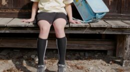 「子どもの自殺増」は、親に長時間労働させる企業社会の責任