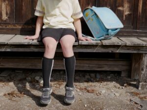 「子どもの自殺増」は、親に長時間労働させる企業社会の責任