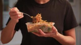 プラ容器の加熱で数10万個のマイクロプラ: NGOがリスク警鐘