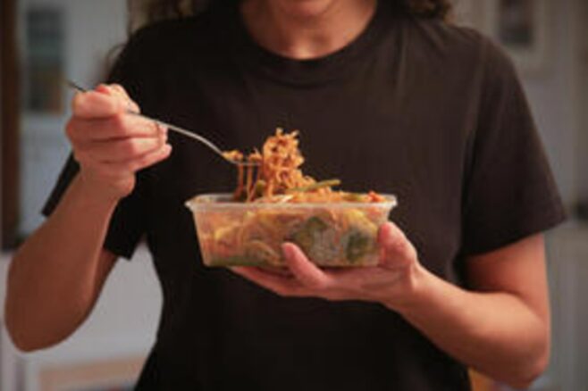 プラ容器の加熱で数10万個のマイクロプラ: NGOがリスク警鐘