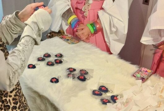 参拝者には「好」や「愛」などと書かれた「お守り」を授与