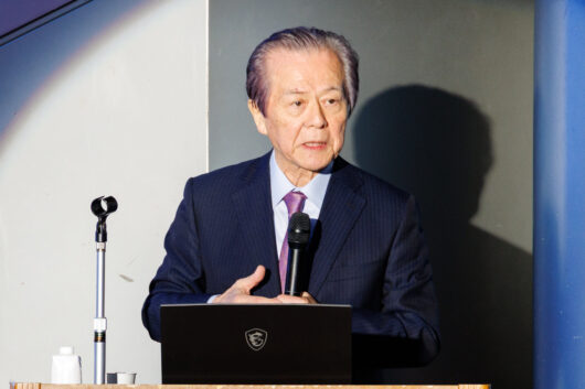 資源やエネルギーの自給自足を訴える東京大学の小宮山宏・第28代総長