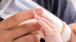 ピジョンの哺乳器、ケニアで「赤ちゃんが選ぶ製品」と話題に