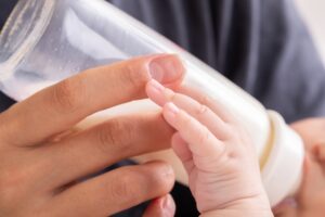 ピジョンの哺乳器、ケニアで「赤ちゃんが選ぶ製品」と話題に