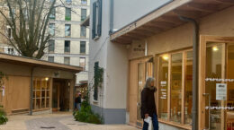 パリ郊外にできた初の「リユース村」、家具や洋服屋が並ぶ