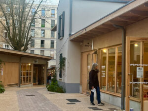 パリ郊外にできた初の「リユース村」、家具や洋服屋が並ぶ