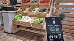 ゴミを出さない循環型の量り売り、スーパーやカフェの一画に