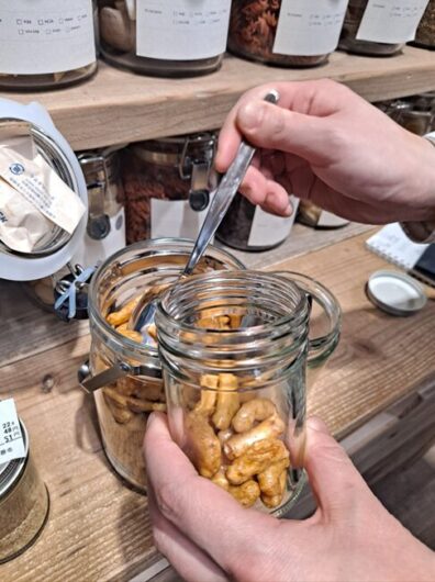 量り売りでは、顧客は必要な分だけ商品を容器に入れる