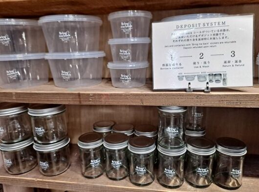 店内の容器を使う場合、洗って返却すれば容器代が返金される仕組みとした