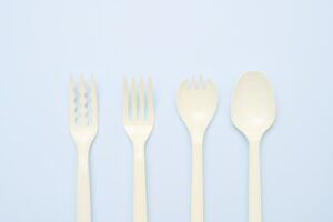 「コンビニはカトラリーの有料化を」