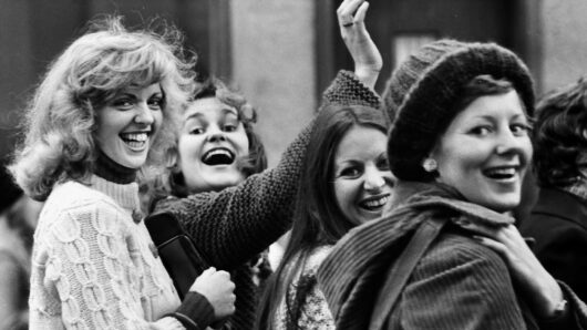 アイスランド全女性の90％が仕事や家事を一斉に休んだ「女性の休日」を描くドキュメンタリー映画「女性の休日」© 2024 Other Noises and Krumma Films.