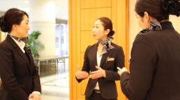 男性中心の葬儀業界で「女性幹部5割超」の企業とは