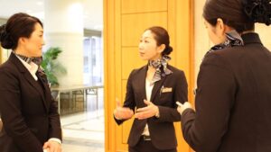 男性中心の葬儀業界で「女性幹部5割超」の企業とは