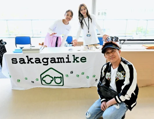 千葉県袖ケ浦市で犬猫の保護ハウスを運営する俳優の坂上忍さんも会場にブースを出店、応援に駆けつけた（4月19日）