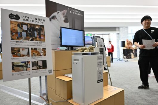パナソニックの次亜塩素酸 空間除菌脱臭機「ジアイーノ」。動物が驚きにくい風量やニオイモードなど、ペットに優しい設計だ