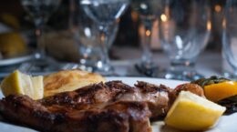 米ホワイトハウスの夕食会、キャンセルされた2600食がすぐ寄付できたわけ