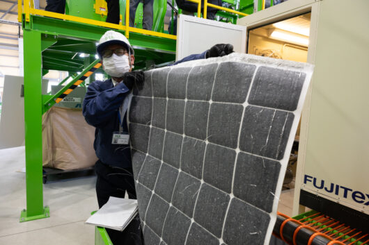 エディオングループは、太陽光パネルの再資源化を進める