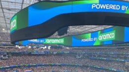ワールドカップ最中に「FIFAは石油企業との契約打ち切りを」とデモ