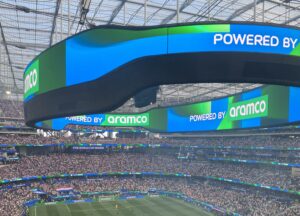 ワールドカップ最中に「FIFAは石油企業との契約打ち切りを」とデモ