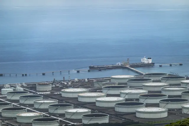 石油タンカーと備蓄倉庫