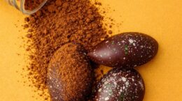 捨てられるはずのコーヒー豆の殻が代替チョコに: ブラジルの新興企業