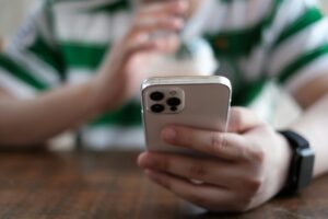 子どもの「SNS利用禁止」に7割超が賛同も、学校でのAI活用は賛否が拮抗