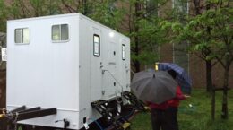能登で2年活躍、 燃料不要の「トイレトレーラー」が熊本へ