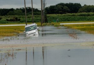 千葉豪雨で水没車の引き取り依頼5倍に: 被災車両3万台との推計も