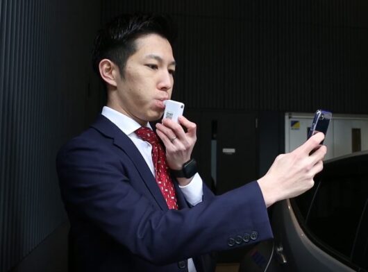アルコールチェックをしている画像