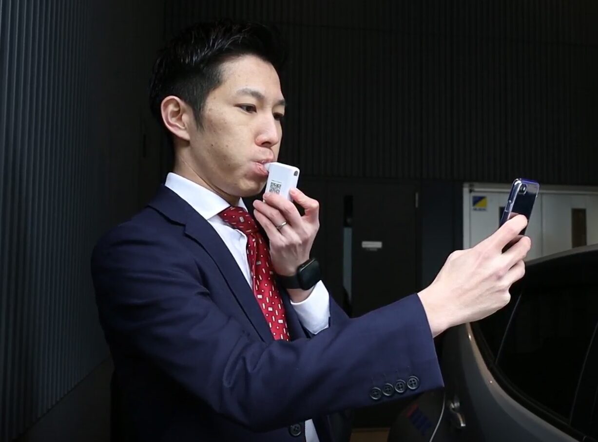アルコールチェックをしている画像