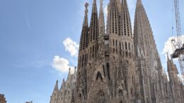 バルセロナの葛藤： サグラダ・ファミリア完成で観光客はさらに増加へ