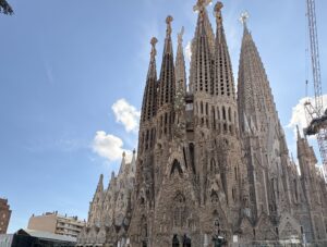 バルセロナの葛藤： サグラダ・ファミリア完成で観光客はさらに増加へ